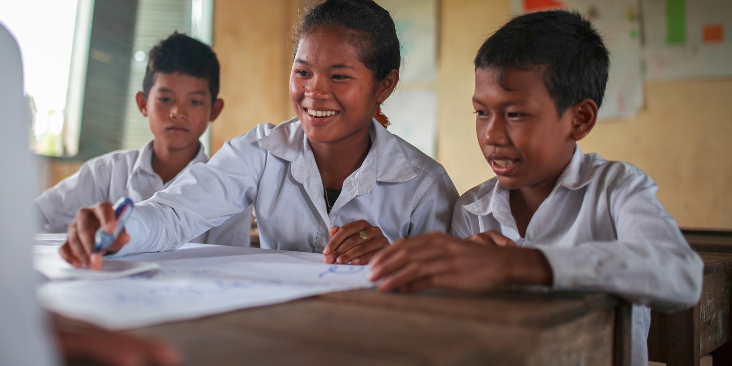 A student does an investigative learning activity with her classmates about climate change and how it affects the school and community. Photo Credit: KJ Borja/Premiumaid Foundation 2015